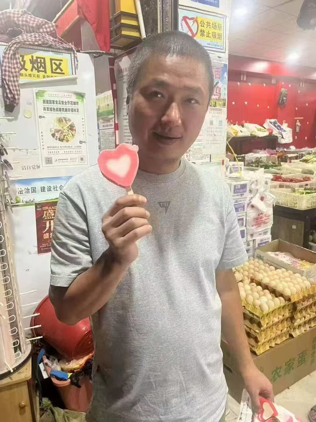 逼哥李志吃棒棒糖