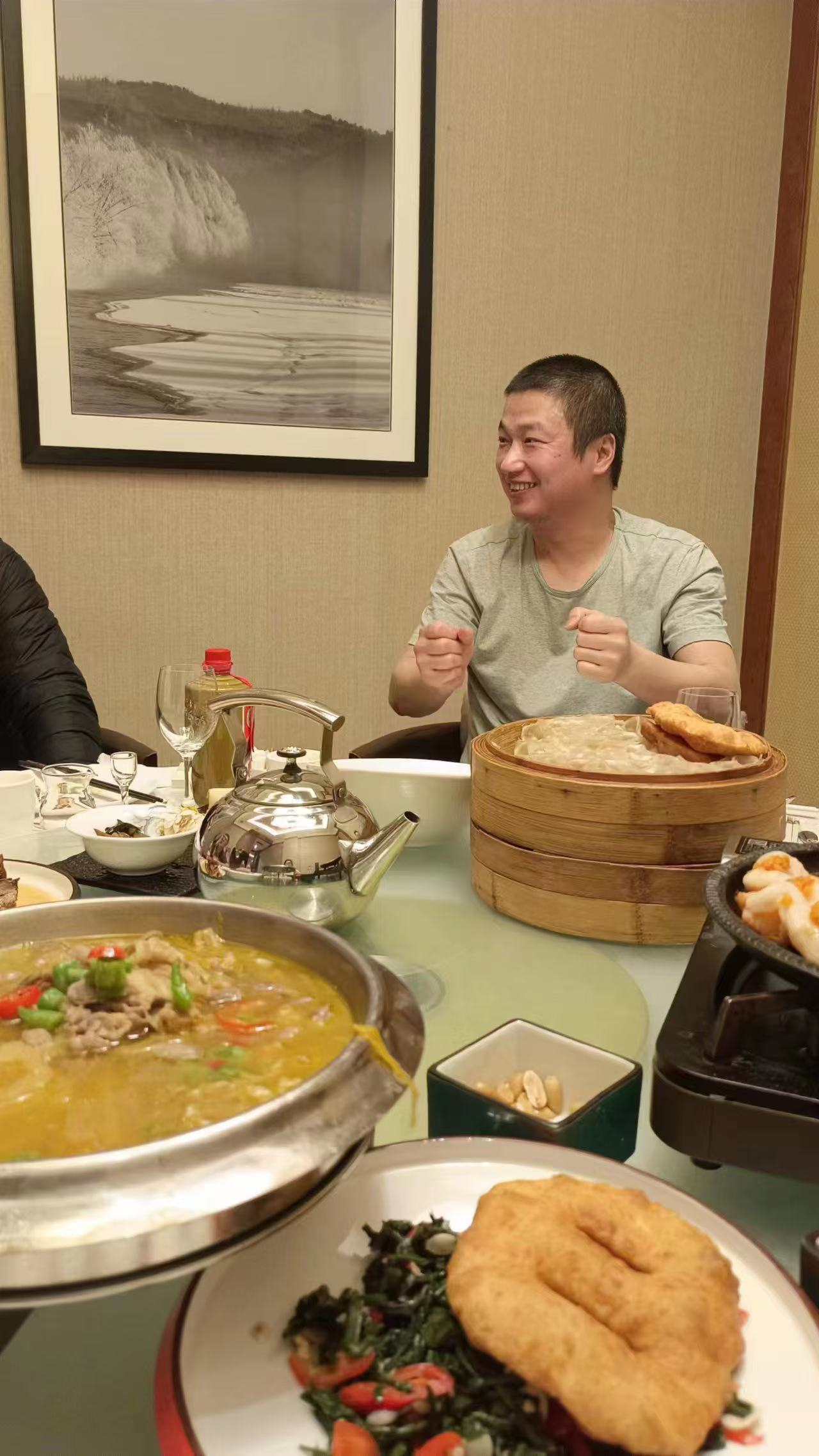 逼哥吃火锅